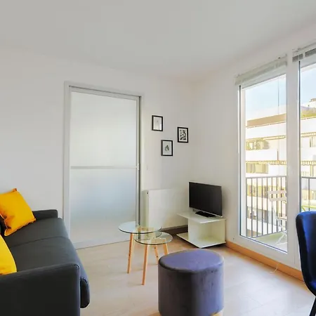 Eiffel Tower View - Private Apartment