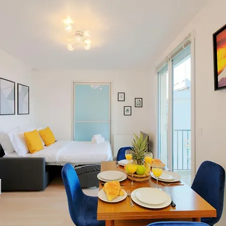 Eiffel Tower View - Private Apartment *