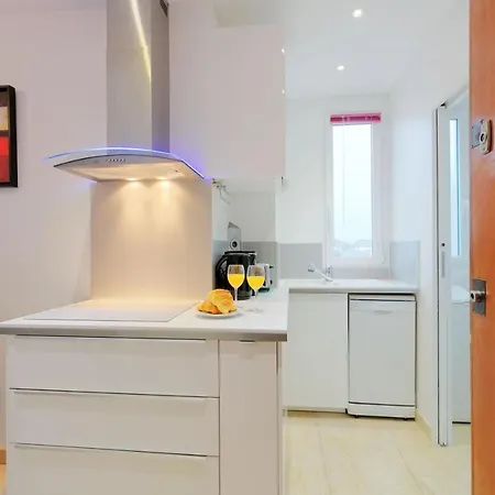 Eiffel Tower View - Private Apartment